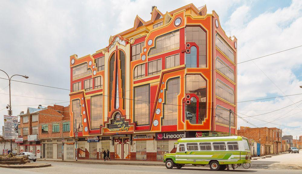 Formas geométricas, colores vibrantes y diseños alocados: así es la arquitectura cholet