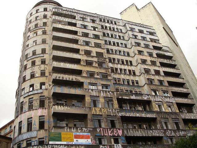 Imagen portada Pichação, la peligrosa forma de arte que empapó los rascacielos y las calles de Brasil