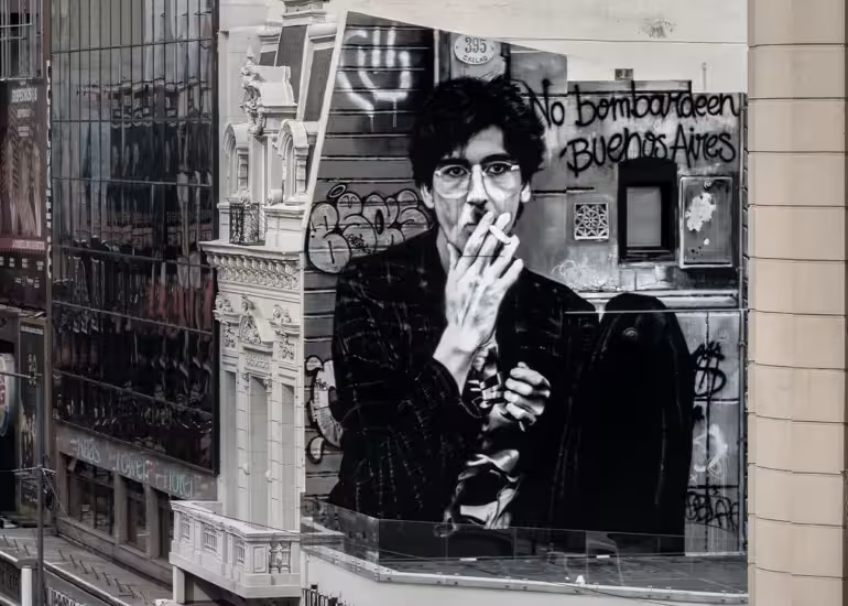 Portada de Así es el mural de Charly García que transforma una de las esquinas más icónicas de Buenos Aires