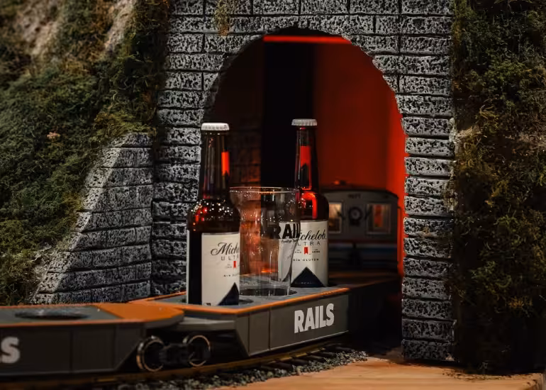 Portada de El spot gastronómico de Palermo donde un tren reemplaza a los mozos