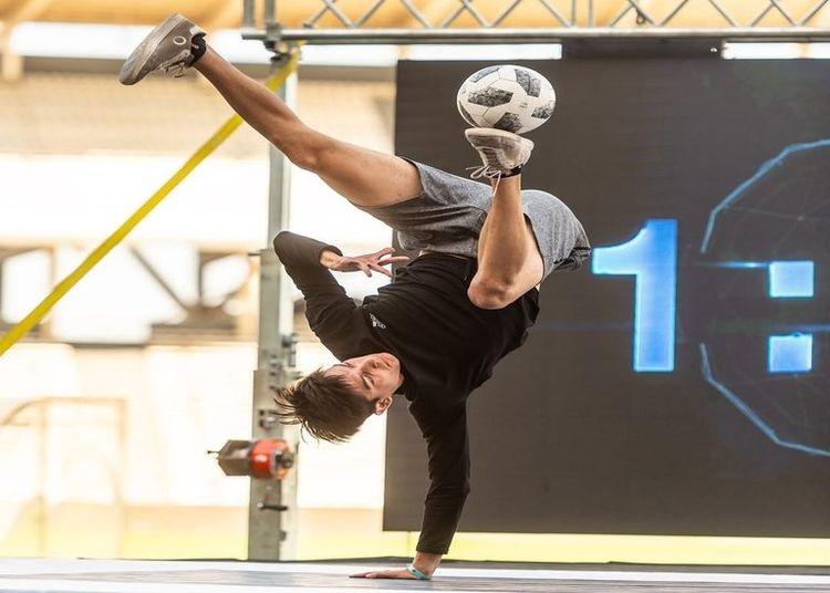 Viral y mundial: la historia del argentino que domina el freestyle fútbol